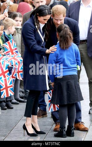 Birmingham, Regno Unito. 08 Mar, 2018. Il principe Harry e la Sig.ra Meghan Markle arrivano al Millennium Point in Birminham, il 8 marzo 2018, per partecipare a un evento per celebrare la Giornata internazionale della donna Credito: Albert Nieboer/Paesi Bassi OUT/point de vue Out : nessun filo servizio- Credito: Albert Nieboer/RoyalPress/dpa/Alamy Live News Foto Stock