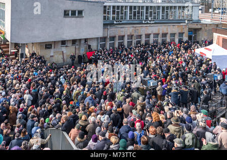 Varsavia, Polonia - 8 Marzo 2018: centinaia di raccogliere una cerimonia organizzata dalla Fondazione Shalom a Warszawa Gdanska Stazione Ferroviaria per commemorare l'anti-semita campagna e spurgare in Polonia nel marzo 1968. Le autorità polacche costretto 13.000 ebrei polacchi di lasciare il paese tra il 1968-1972. Credito: dario fotografia/Alamy Live News Foto Stock