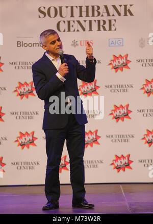 Londra REGNO UNITO 08 marzo 2018 oggi la Giornata internazionale della donna 2018 Il sindaco di Londra Sadiq Khan al Southbank di WOW - Le donne del mondo festival con Southbank direttore artistico di Jude Kelly CBE e London School ragazze.@Paolo Quezada-Neiman/Alamy Live News Foto Stock