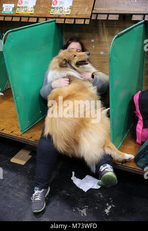 8 marzo 2018. Birmingham, Regno Unito. Una donna dorme sotto il suo Collie dopo una lunga giornata al Crufts. ©️Jon Freeman/Alamy Live News Foto Stock