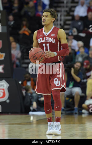 Kansas City, Missouri, Stati Uniti d'America. 07Th Mar, 2018. Oklahoma Sooners guard trae i giovani (11) cammina la sfera upcourt durante il 2018 Phillips 66 12 grandi di pallacanestro degli uomini di partita di campionato tra l'Oklahoma Sooners e Oklahoma State Cowboys presso il Centro Sprint a Kansas City, Missouri. Kendall Shaw/CSM/Alamy Live News Foto Stock