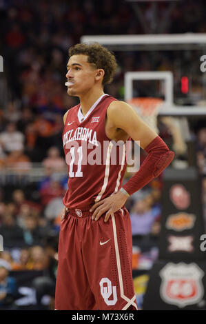 Kansas City, Missouri, Stati Uniti d'America. 07Th Mar, 2018. Oklahoma Sooners guard trae i giovani (11) durante il 2018 Phillips 66 12 grandi di pallacanestro degli uomini di partita di campionato tra l'Oklahoma Sooners e Oklahoma State Cowboys presso il Centro Sprint a Kansas City, Missouri. Kendall Shaw/CSM/Alamy Live News Foto Stock