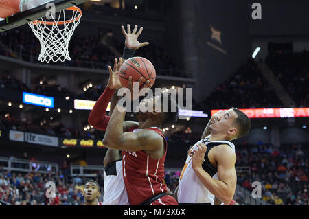 Kansas City, Missouri, Stati Uniti d'America. 07Th Mar, 2018. Oklahoma Sooners guard Rashard Odomes (1) unità disco al cerchione durante il 2018 Phillips 66 12 grandi di pallacanestro degli uomini di partita di campionato tra l'Oklahoma Sooners e Oklahoma State Cowboys presso il Centro Sprint a Kansas City, Missouri. Kendall Shaw/CSM/Alamy Live News Foto Stock