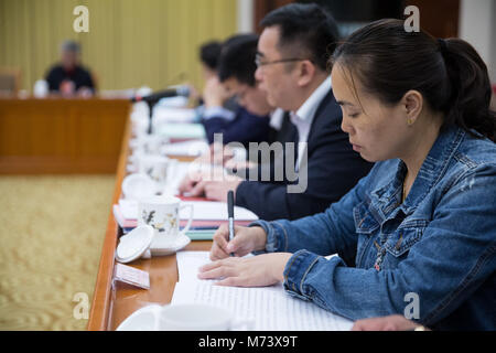 Pechino, Cina. 8 Mar, 2018. Fu Xiaoqin, un sostituto per la Cina del XIII Congresso Nazionale del Popolo (Anp) dalla Provincia Hainan, partecipa a un panel di discussione dell'annuale sessione di NPC a Pechino Capitale della Cina, 8 marzo 2018. La Giornata internazionale della donna cade il 8 marzo durante le sessioni in corso della Cina al Congresso nazionale del popolo (ANP) e del Comitato Nazionale della la Conferenza consultiva politica del popolo cinese (Cpcpc). Credito: Jin Liwang/Xinhua/Alamy Live News Foto Stock