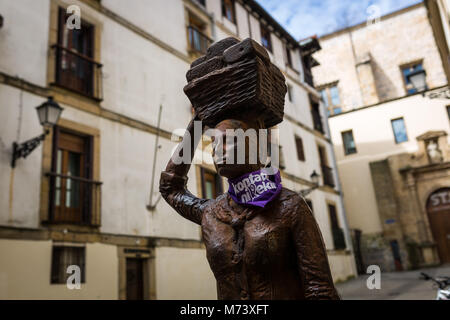 San Sebastian, Guipuzcoa, Spagna. 8 Mar, 2018. La statua di ''La reconstructora'', la statua di una donna, rappresentante per essere quelli che hanno ricostruito la città di San Sebastian è apparso con un fazzoletto viola, simbolo della lotta femminista, durante la celebrazione della femminista sciopero generale tenuto sulla giornata internazionale della donna Credito: Javi Julio/SOPA Immagini/ZUMA filo/Alamy Live News Foto Stock