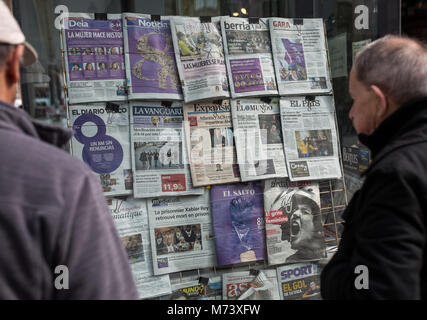 San Sebastian, Guipuzcoa, Spagna. 8 Mar, 2018. Due persone visto leggendo le prime pagine dei giornali, in cui è fatto riferimento al generale huega femminista in Spagna sulla giornata internazionale della donna, 8 marzo.Migliaia di donne sono scese in piazza in tutta la Spagna per protesta durante la giornata internazionale delle donne, celebrando uno sciopero generale. Credito: Javi Julio/SOPA Immagini/ZUMA filo/Alamy Live News Foto Stock