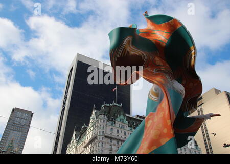 08 marzo 2018, USA, New York: un sito-specifico "vento" scultura dell'artista British-Nigerian Yinka Shonibare è eretto all'entrata Sud del Central Park di New York. La colorata e sette metri di altezza pezzo "Vento Scultpure (SG) I' è stato commissionato dal Public Art Fund che è dedicato all'arte negli spazi pubblici in New York. La "Scultura del Vento" sarà in vista fino al 14 ottobre 2018. Foto: Christina Horsten/dpa Foto Stock