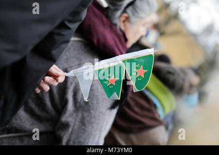 Francoforte, Germania. 8 marzo 2018. Un manifestante porta una donne curde dell'Unità di Protezione (YPJ) bandiera. I manifestanti da diverse femministe e gruppi di donne hanno marciato attraverso Francoforte, per celebrare la Giornata internazionale della donna. La protesta si è svolta sotto lo slogan "il mio corpo la mia scelta, i nostri scontri la nostra voce" e ha ricordato anche il centesimo anniversario della il suffragio femminile in Germania. Credito: Michael Debets/Alamy Live News Foto Stock