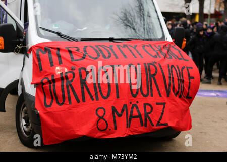 Francoforte, Germania. 8 marzo 2018. Un banner è attaccato al furgone con lo slogan "il mio corpo la mia scelta - La nostra riot la nostra voce". I manifestanti da diverse femministe e gruppi di donne hanno marciato attraverso Francoforte, per celebrare la Giornata internazionale della donna. La protesta si è svolta sotto lo slogan "il mio corpo la mia scelta, i nostri scontri la nostra voce" e ha ricordato anche il centesimo anniversario della il suffragio femminile in Germania. Credito: Michael Debets/Alamy Live News Foto Stock