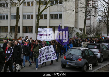 Francoforte, Germania. 8 marzo 2018. Protester marzo con striscioni e insegne attraverso il centro di Francoforte. I manifestanti da diverse femministe e gruppi di donne hanno marciato attraverso Francoforte, per celebrare la Giornata internazionale della donna. La protesta si è svolta sotto lo slogan "il mio corpo la mia scelta, i nostri scontri la nostra voce" e ha ricordato anche il centesimo anniversario della il suffragio femminile in Germania. Credito: Michael Debets/Alamy Live News Foto Stock