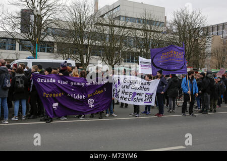 Francoforte, Germania. 8 marzo 2018. Protester marzo con striscioni e insegne attraverso il centro di Francoforte. I manifestanti da diverse femministe e gruppi di donne hanno marciato attraverso Francoforte, per celebrare la Giornata internazionale della donna. La protesta si è svolta sotto lo slogan "il mio corpo la mia scelta, i nostri scontri la nostra voce" e ha ricordato anche il centesimo anniversario della il suffragio femminile in Germania. Credito: Michael Debets/Alamy Live News Foto Stock