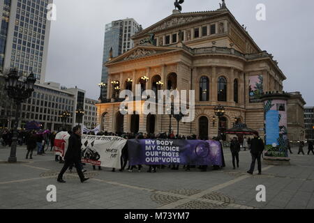 Francoforte, Germania. 8 marzo 2018. Protester marzo con striscioni e insegne attraverso il centro di Francoforte in passato la vecchia Opera. I manifestanti da diverse femministe e gruppi di donne hanno marciato attraverso Francoforte, per celebrare la Giornata internazionale della donna. La protesta si è svolta sotto lo slogan "il mio corpo la mia scelta, i nostri scontri la nostra voce" e ha ricordato anche il centesimo anniversario della il suffragio femminile in Germania. Credito: Michael Debets/Alamy Live News Foto Stock