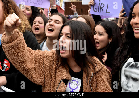 Barcellona, Spagna. 8 Mar, 2018. Una femmina protester visto cantando slogan durante il 8 Marzo Giornata internazionale della donna per esigere la parità di salario migliore e più dignità al lavoro.Migliaia di manifestanti hanno preso la strada di Barcellona durante lo sciopero sulla giornata internazionale della donna alla domanda più il diritto delle donne. Credito: Ramon Costa/SOPA Immagini/ZUMA filo/Alamy Live News Foto Stock