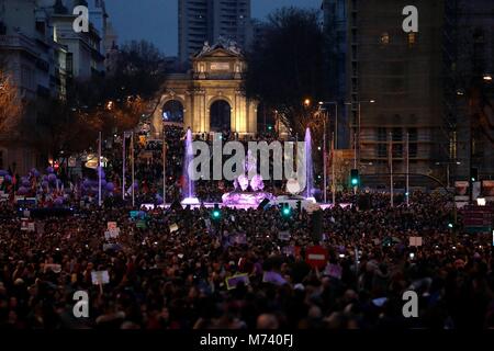 Le donne di spagnolo durante un raduno per celebrare la Giornata internazionale della donna in Puerta del Sol di Madrid, Madrid, giovedì 8 marzo 2018. Credito: Gtres Información más Comuniación on line, S.L./Alamy Live News Foto Stock