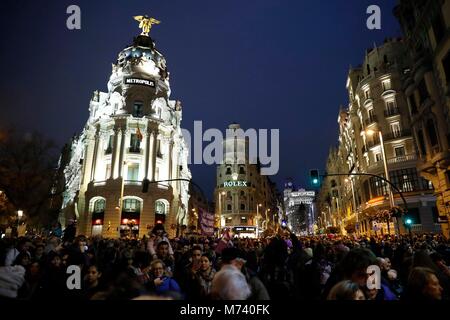 Le donne di spagnolo durante un raduno per celebrare la Giornata internazionale della donna in Puerta del Sol di Madrid, Madrid, giovedì 8 marzo 2018. Credito: Gtres Información más Comuniación on line, S.L./Alamy Live News Foto Stock