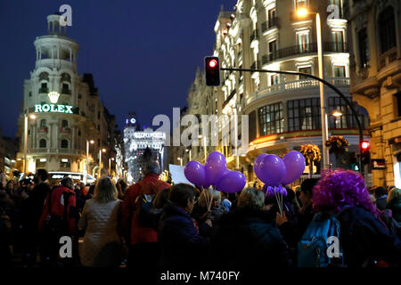 Le donne di spagnolo durante un raduno per celebrare la Giornata internazionale della donna in Puerta del Sol di Madrid, Madrid, giovedì 8 marzo 2018. Credito: Gtres Información más Comuniación on line, S.L./Alamy Live News Foto Stock