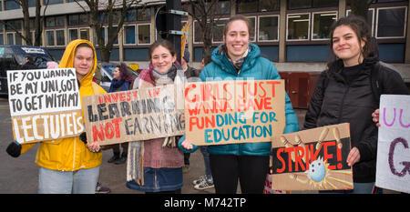 Sheffield, Regno Unito, 8 marzo 2018. Università Femminile di Sheffield gli studenti titolari di cartelloni su temi connessi alle donne opportunità, contro la marketisation di istruzione, l'istruzione delle donne e la contemporanea il personale universitario di sciopero contro la riforma delle pensioni. Credito: Richard Bradford/Alamy Live News Foto Stock