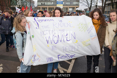 Sheffield, Regno Unito, 8 marzo 2018. Università Femminile di Sheffield e studenti in possesso di un banner dall'unione degli allievi FemSoc chiede alle donne di essere considerate persone, eguaglia e con nessun limite per le loro abilità. Credito: Richard Bradford/Alamy Live News Foto Stock