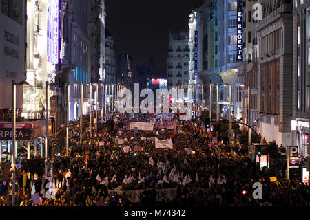 Le donne di spagnolo durante un raduno per celebrare la Giornata internazionale della donna in Madrid, Madrid, giovedì 8 marzo 2018. Credito: Gtres Información más Comuniación on line, S.L./Alamy Live News Foto Stock