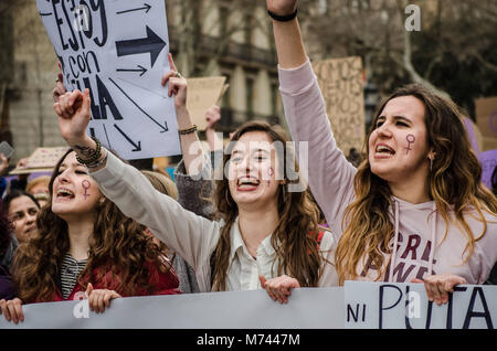 Barcellona, in Catalogna, Spagna. 8 Mar, 2018. Due donne visto gridando slogan all'avanguardia della dimostrazione femminista. Più di cinque milioni di persone ha sostenuto la femminista sciopero in tutta la Spagna per la giornata internazionale della donna. A Barcellona più di duecentomila persone ha dimostrato per la parità delle donne nella giornata internazionale della donna. Credito: Paco Freire SOPA/images/ZUMA filo/Alamy Live News Foto Stock