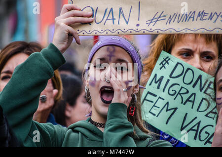 Barcellona, in Catalogna, Spagna. 8 Mar, 2018. Una donna vede gridando slogan all'avanguardia della dimostrazione femminista. Più di cinque milioni di persone ha sostenuto la femminista sciopero in tutta la Spagna per la giornata internazionale della donna. A Barcellona più di duecentomila persone ha dimostrato per la parità delle donne nella giornata internazionale della donna. Credito: Paco Freire SOPA/images/ZUMA filo/Alamy Live News Foto Stock