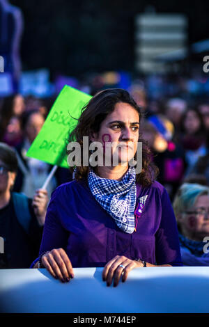 Valencai, Spagna. 8 marzo femminista sciopero in Spagna rivendicazioni per la parità di retribuzione e della parità di diritti per le donne e gli uomini -- Pro femminismo movimento in Spagna chiamato per uno sciopero generale, nessun lavoro, nessun negozio, nessuna cura familiare a tutti i lavoratori di sesso femminile. "Se ci fermiamo, il mondo si ferma" è lo slogan che stanno usando e rende omaggio all'Islanda 1975 donne sciopero che raggiunti per arrestare 9 in 10 donne nel paese. Credito: Santiago vidal vallejo/Alamy Live News Foto Stock