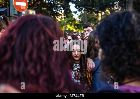 Valencai, Spagna. 8 marzo femminista sciopero in Spagna rivendicazioni per la parità di retribuzione e della parità di diritti per le donne e gli uomini -- Pro femminismo movimento in Spagna chiamato per uno sciopero generale, nessun lavoro, nessun negozio, nessuna cura familiare a tutti i lavoratori di sesso femminile. "Se ci fermiamo, il mondo si ferma" è lo slogan che stanno usando e rende omaggio all'Islanda 1975 donne sciopero che raggiunti per arrestare 9 in 10 donne nel paese. Credito: Santiago vidal vallejo/Alamy Live News Foto Stock