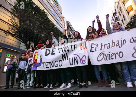 Valencai, Spagna. 8 marzo femminista sciopero in Spagna rivendicazioni per la parità di retribuzione e della parità di diritti per le donne e gli uomini -- Pro femminismo movimento in Spagna chiamato per uno sciopero generale, nessun lavoro, nessun negozio, nessuna cura familiare a tutti i lavoratori di sesso femminile. "Se ci fermiamo, il mondo si ferma" è lo slogan che stanno usando e rende omaggio all'Islanda 1975 donne sciopero che raggiunti per arrestare 9 in 10 donne nel paese. Credito: Santiago vidal vallejo/Alamy Live News Foto Stock