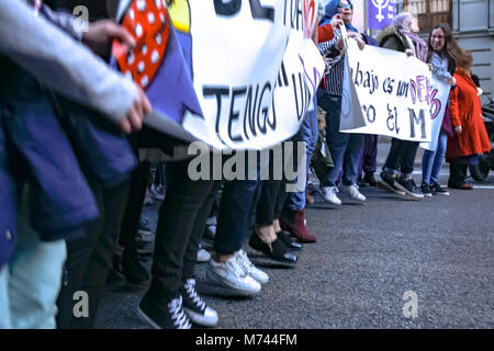 Valencai, Spagna. 8 marzo femminista sciopero in Spagna rivendicazioni per la parità di retribuzione e della parità di diritti per le donne e gli uomini -- Pro femminismo movimento in Spagna chiamato per uno sciopero generale, nessun lavoro, nessun negozio, nessuna cura familiare a tutti i lavoratori di sesso femminile. "Se ci fermiamo, il mondo si ferma" è lo slogan che stanno usando e rende omaggio all'Islanda 1975 donne sciopero che raggiunti per arrestare 9 in 10 donne nel paese. Credito: Santiago vidal vallejo/Alamy Live News Foto Stock