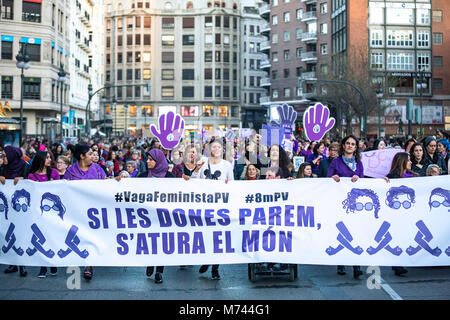 Valencai, Spagna. 8 marzo femminista sciopero in Spagna rivendicazioni per la parità di retribuzione e della parità di diritti per le donne e gli uomini -- Pro femminismo movimento in Spagna chiamato per uno sciopero generale, nessun lavoro, nessun negozio, nessuna cura familiare a tutti i lavoratori di sesso femminile. "Se ci fermiamo, il mondo si ferma" è lo slogan che stanno usando e rende omaggio all'Islanda 1975 donne sciopero che raggiunti per arrestare 9 in 10 donne nel paese. Credito: Santiago vidal vallejo/Alamy Live News Foto Stock