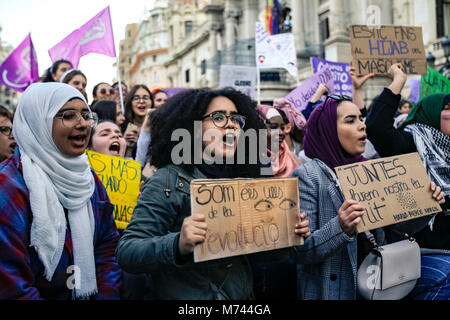 Valencai, Spagna. 8 marzo femminista sciopero in Spagna rivendicazioni per la parità di retribuzione e della parità di diritti per le donne e gli uomini -- Pro femminismo movimento in Spagna chiamato per uno sciopero generale, nessun lavoro, nessun negozio, nessuna cura familiare a tutti i lavoratori di sesso femminile. "Se ci fermiamo, il mondo si ferma" è lo slogan che stanno usando e rende omaggio all'Islanda 1975 donne sciopero che raggiunti per arrestare 9 in 10 donne nel paese. Credito: Santiago vidal vallejo/Alamy Live News Foto Stock