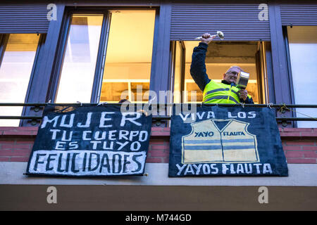 Valencai, Spagna. 8 marzo femminista sciopero in Spagna rivendicazioni per la parità di retribuzione e della parità di diritti per le donne e gli uomini -- Pro femminismo movimento in Spagna chiamato per uno sciopero generale, nessun lavoro, nessun negozio, nessuna cura familiare a tutti i lavoratori di sesso femminile. "Se ci fermiamo, il mondo si ferma" è lo slogan che stanno usando e rende omaggio all'Islanda 1975 donne sciopero che raggiunti per arrestare 9 in 10 donne nel paese. Credito: Santiago vidal vallejo/Alamy Live News Foto Stock