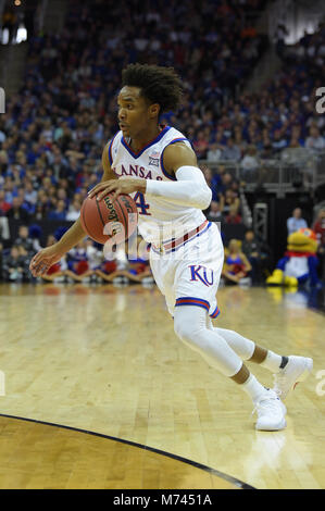 Kansas City, Missouri, Stati Uniti d'America. 08 Mar, 2018. Kansas Jayhawks guard Devonte' Graham (4) rigidi per il cestello durante il 2018 Phillips 66 12 grandi uomini del campionato di Basket Quarterfinal gioco tra il Kansas Jayhawks e Oklahoma State Cowboys presso il Centro Sprint a Kansas City, Missouri. Kendall Shaw/CSM/Alamy Live News Foto Stock