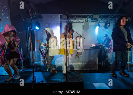 Londra, Regno Unito. 8 Marzo, 2018. Superorganism performing live sul palco di spazio ovale a Londra. Foto Data: giovedì, 8 marzo 2018. Credito: Roger Garfield/Alamy Live News Foto Stock