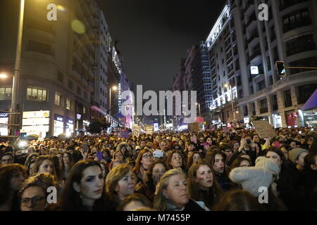 Le donne di spagnolo durante un raduno per celebrare la Giornata internazionale della donna in Puerta del Sol di Madrid, Madrid, giovedì 8 marzo 2018. Credito: Gtres Información más Comuniación on line, S.L./Alamy Live News Foto Stock