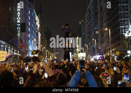 Le donne di spagnolo durante un raduno per celebrare la Giornata internazionale della donna in Puerta del Sol di Madrid, Madrid, giovedì 8 marzo 2018. Credito: Gtres Información más Comuniación on line, S.L./Alamy Live News Foto Stock