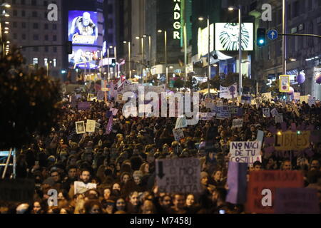 Le donne di spagnolo durante un raduno per celebrare la Giornata internazionale della donna in Puerta del Sol di Madrid, Madrid, giovedì 8 marzo 2018. Credito: Gtres Información más Comuniación on line, S.L./Alamy Live News Foto Stock