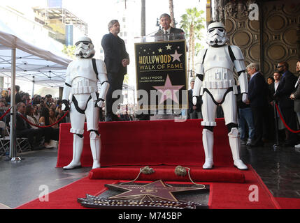 HOLLYWOOD, CA - Marzo 8: Mark Hamill, Leron Gubler, a Mark Hamill ha onorato con la stella sulla Hollywood Walk of Fame a Hollywood Blvd in Hollywood, la California il 8 marzo 2018. Credito: Faye Sadou/MediaPunch Foto Stock