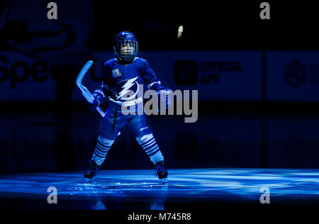 Tampa, Florida, Stati Uniti d'America. 8 Mar, 2018. DIRK SHADD | Orari .Landon Girardi, figlio di Tampa Bay Lightning defenceman Dan Girardi (5), pone l'incandescente stick come essere il tuono kid prima il fulmine prendere per il ghiaccio da portare sul New York Rangers a Amalie Arena a Tampa Giovedì sera (03/08/18) Credito: Dirk Shadd/Tampa Bay volte/ZUMA filo/Alamy Live News Foto Stock