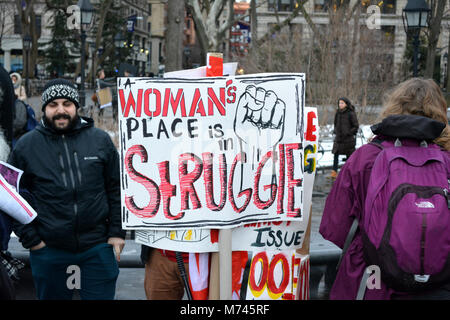 New York, Stati Uniti d'America. 8 Marzo, 2018. La Giornata internazionale della donna in Union Square a New York City. Credito: Christopher Penler/Alamy Live News Foto Stock