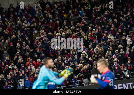 Mosca, Russia. 8 Mar, 2018. Tifosi guardare durante la UEFA Europa League round di 16 prima gamba match tra la Russia CSKA e quella della Francia di Lione, a Mosca, in Russia, 8 marzo 2018. Lione ha vinto 1-0. Credito: Wu Zhuang/Xinhua/Alamy Live News Foto Stock