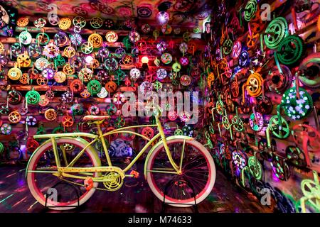 Pittsburgh, Pennsylvania, USA. 08 Mar, 2018. Aperto al pubblico dal 1996, noleggio cielo, il più grande del mondo museo della bicicletta e il negozio ha più di 4.000 vintage e moderne biciclette sul display. Credito: Brian Cahn/ZUMA filo/Alamy Live News Foto Stock