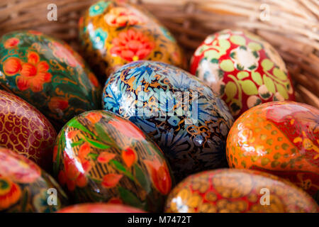 Decorazione di Pasqua: Close-up di legno verniciato le uova in un cestino. Foto Stock