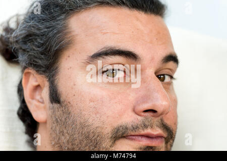Close up ritratto di una giovane uomo bello guardare nella telecamera Foto Stock