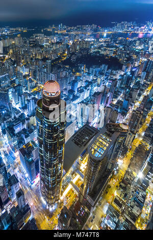 Vista aerea del quartiere degli affari di Hong Kong di notte Foto Stock