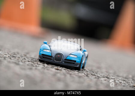 Bugatti Veyron Modello blu giocattolo per bambini è auto sulla strada asfaltata Foto Stock