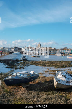 Shoreham da vedute del mare Marzo 2018 - Vista sul Fiume Adur di Shoreham centro città con yachts arenarsi in primo piano a bassa marea Foto Stock