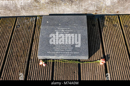 Shoreham da vedute del mare Marzo 2018 - Memorial sul vecchio ponte a pedaggio per coloro che sono morti in The Shoreham Airshow di disastro del 2015 Foto Stock
