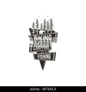 Vintage disegnato a mano badge di viaggio design. Campeggio, escursioni badge di viaggio concetto di design in stile anni settanta con segni - escursionismo, falò, pesca. Nero stile. Stock vector sticker isolati su sfondo bianco Illustrazione Vettoriale