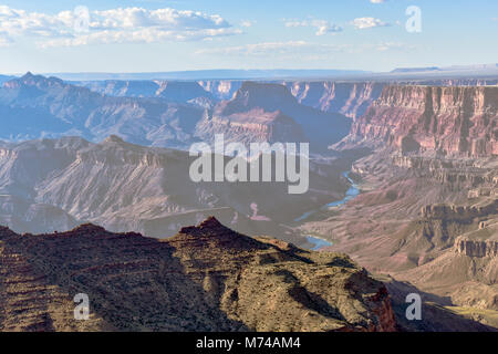 Le splendide viste dall'Orlo Sud del Grand Canyon e il Fiume Colorado in esecuzione attraverso di esso. Foto Stock